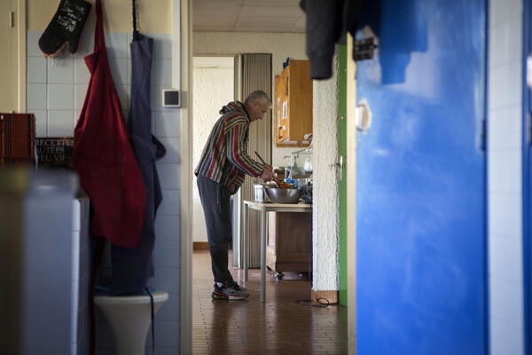 Les règles de la Colline ont été adaptées aux habitudes des personnes. Les entrées et sorties sont libres, sans limite horaire. À la demande de certains résidents qui rentrent parfois tard le soir au foyer, la cuisine reste ouverte jusqu'à 23h. Une