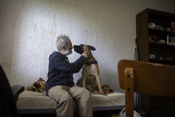 À la Colline, les chiens sont acceptés. Une tolérance jugée indispensable pour ne pas exclure nombre de personnes à la rue de toute possibilité de mise à l'abri. 