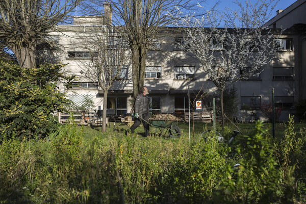 Ancien couvent franciscain, le centre d’hébergement d’urgence la Colline, géré par Cités Caritas, accueille aujourd'hui une quarantaine de personnes sans domicile fixe, en chambres individuelles. 