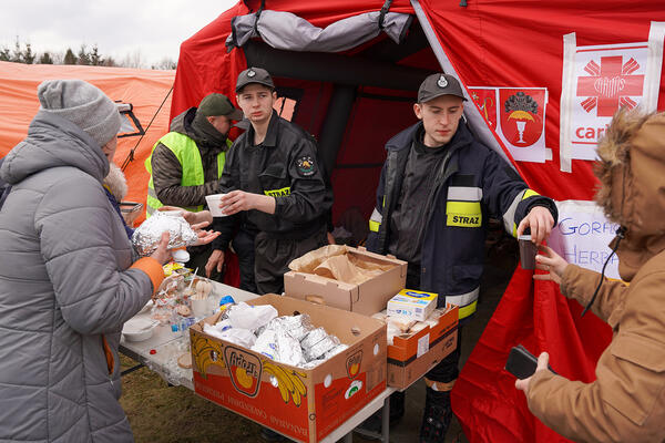 La Caritas polonaise a installé des « tentes de l’espoir »  aux postes frontières de Przemyśl, Zosin, Hrebenne, Lubaczów et Dorohusk, où les arrivants ont la possibilité de se reposer, de recevoir de la nourriture, du thé, du café, des vêtements