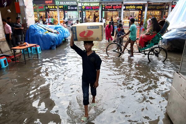 Un jeune homme dans une rue inondée