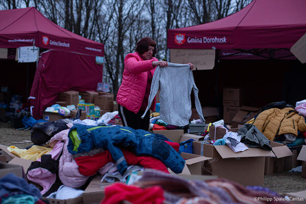 En Pologne, la Caritas distribue des vêtements aux réfugiés au poste frontière de Dorohusk.