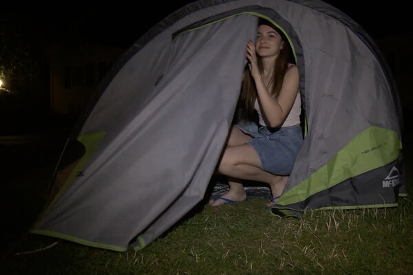 Une jeune fille dans sa tente