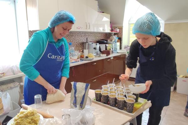À Dnipro, en Ukraine, Caritas Donetsk cuisine de la soupe que les volontaires distribueront ensuite aux déplacés ukrainiens.