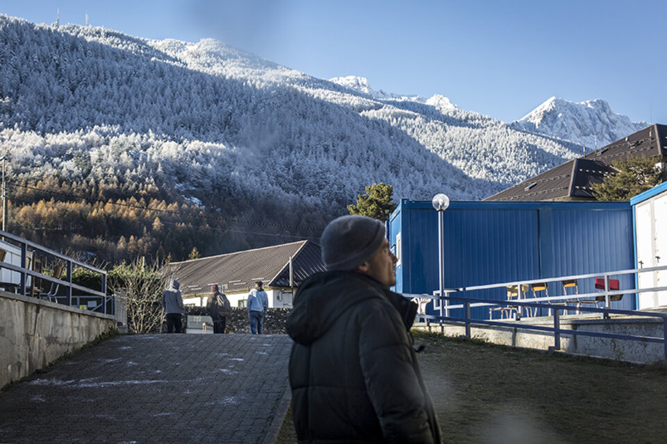 les migrants doivent traverser les montagnes dans le froid