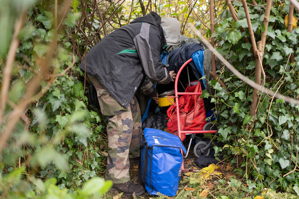un homme sans-abri sur son campement au bois de Vincennes près de paris