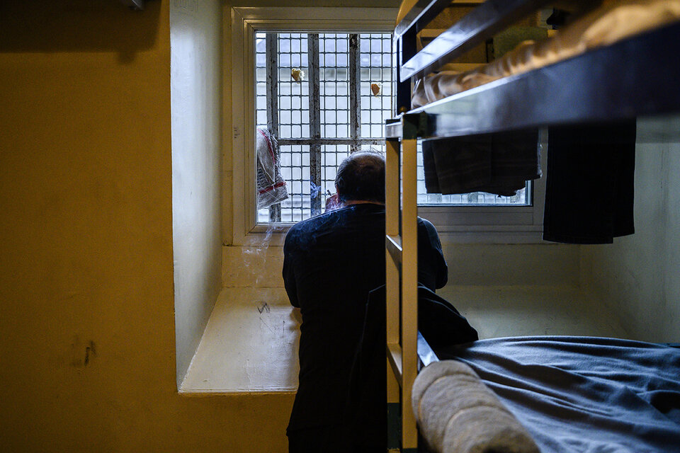 Une personne détenue dans sa cellule. 