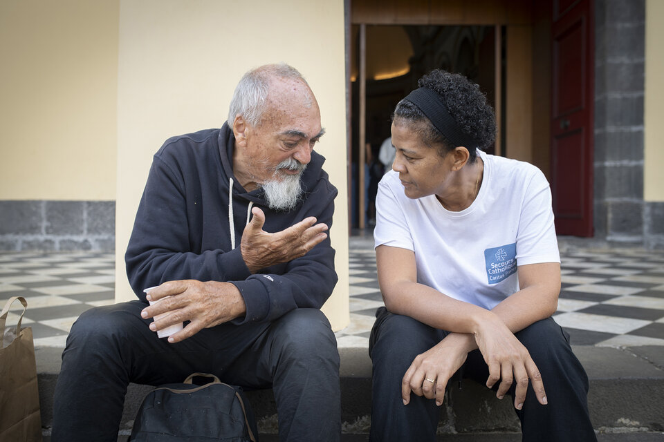 Une bénévole et une personne accueillie, lors d'un café de rue à Saint-Denis de La Réunion