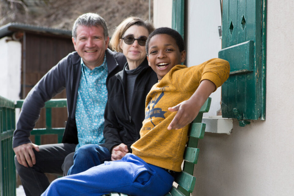 Depuis 70 ans, le Secours Catholique propose chaque année à des milliers d’enfants de profiter de l'Accueil familial de vacances (AFV). Thierno, 11 ans, passe ainsi une partie de ses congés scolaires chez René et JoAnn, sa “famille de vacances”. Une aventure fondée sur la simplicité des échanges et l’ouverture à l’autre. Thierno a sûrement eu le vertige lorsqu’il a emprunté pour la première fois la route qui dessert le hameau de Montpascal, près de Saint-Jean-de-Maurienne en Savoie. Le jeune garçon de