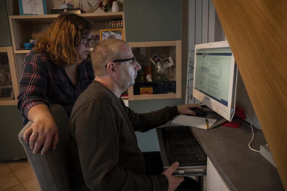 un demandeur d'emploi devant son ordinateur