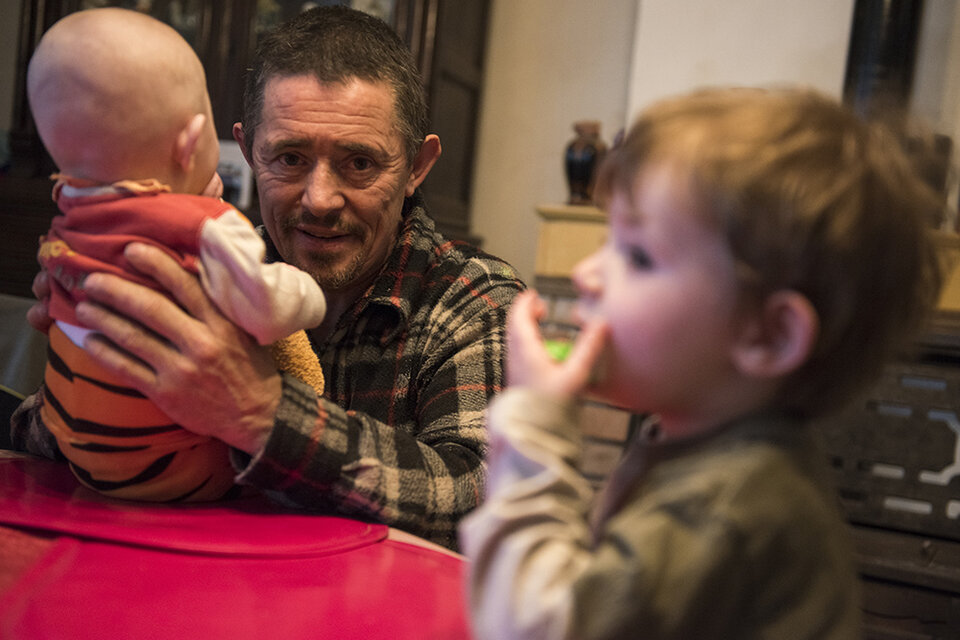 Un père et ses deux enfants