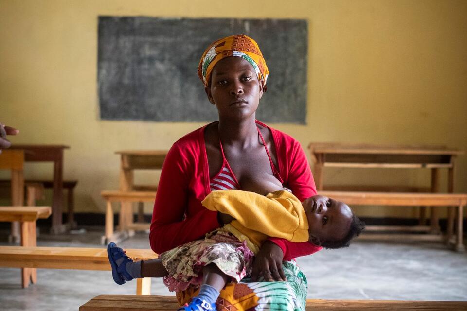 jeune femme victime de violences qui pose avec son bébé