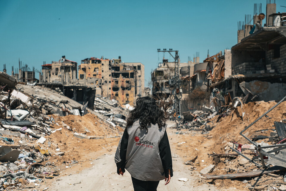 une femme employée de caritas dans les décombres