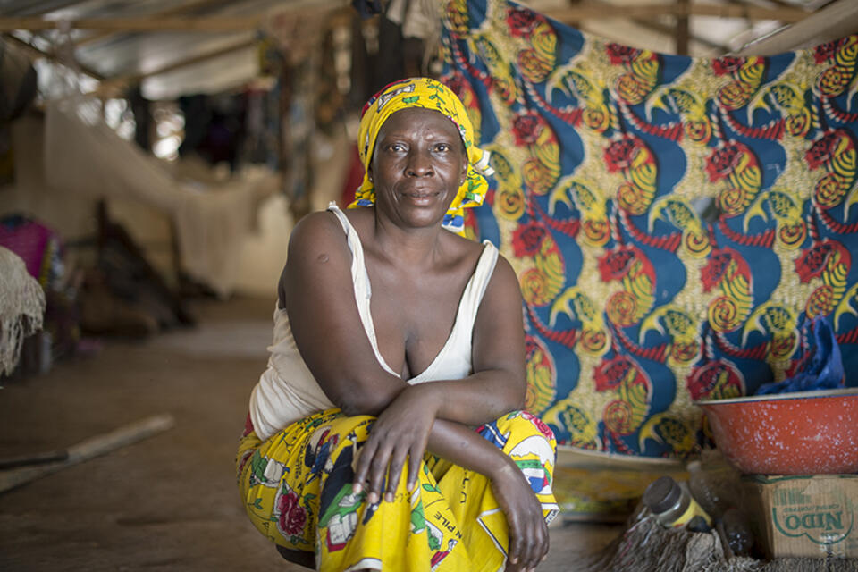 Femme dans un camp