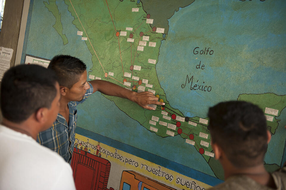 Des hommes regardent une carte du Mexique