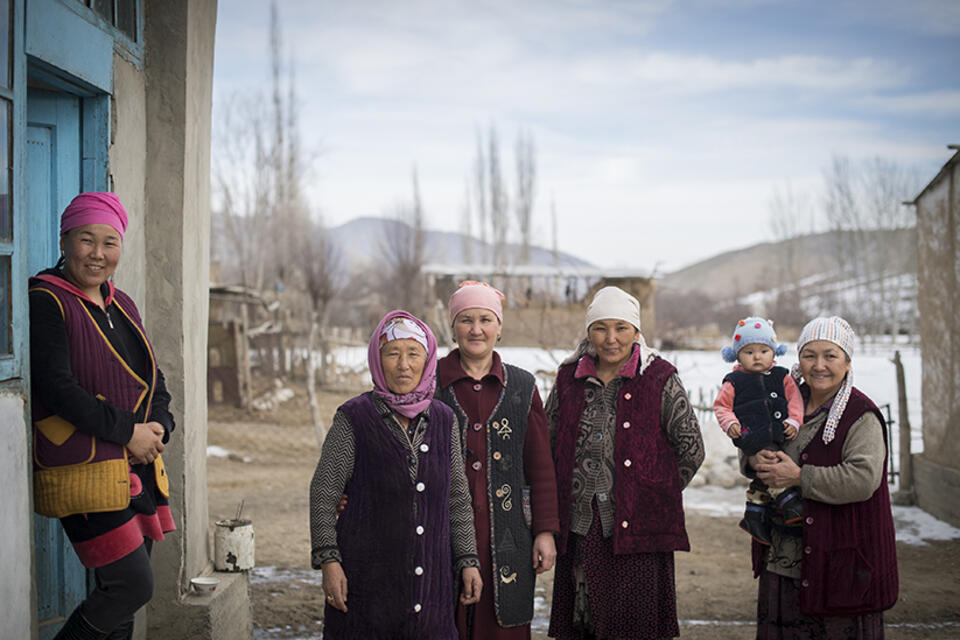 Groupe de femmes au milieu de montagnes enneigées