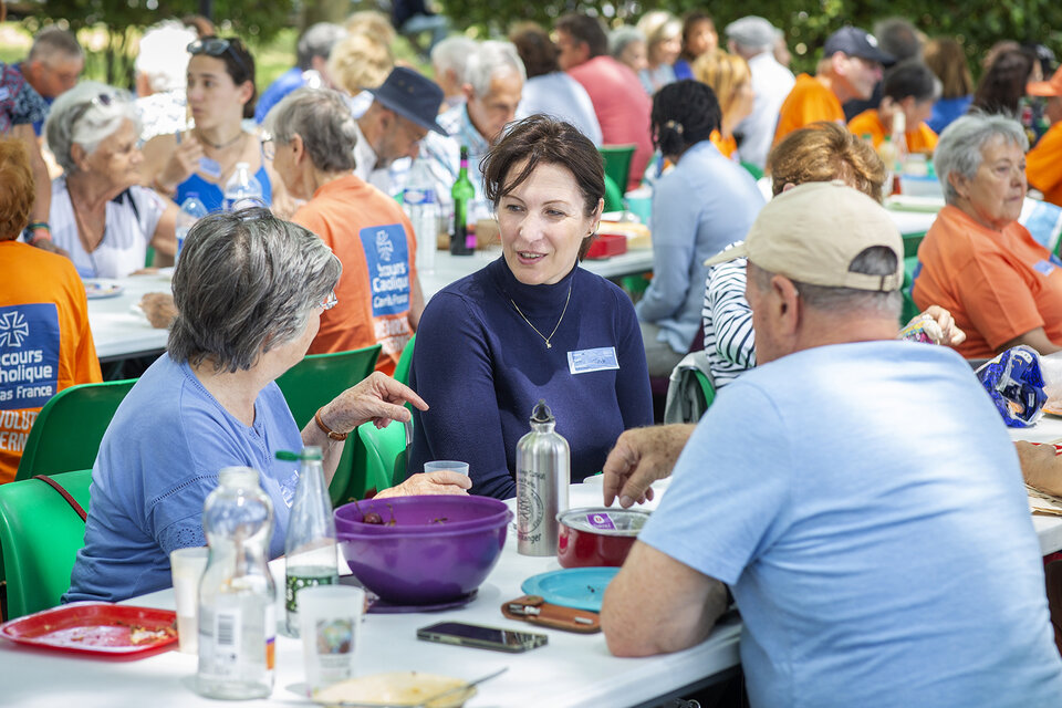 acteurs bénévoles du Secours Catholique à un grand repas partagé