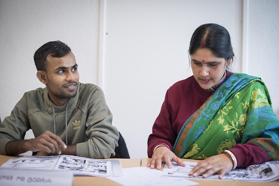 deux personnes apprennent le français