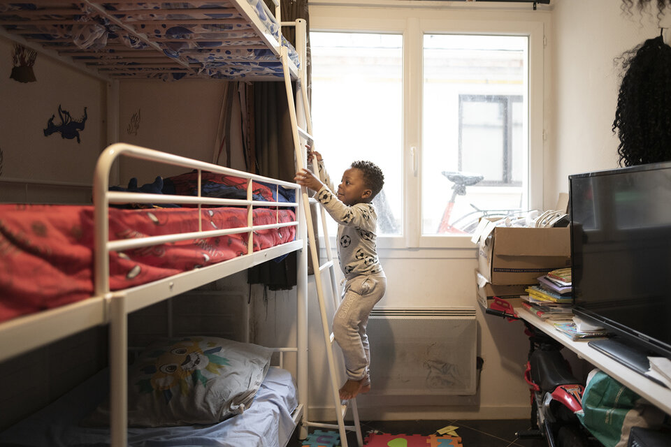 un enfant sur un lit superposé