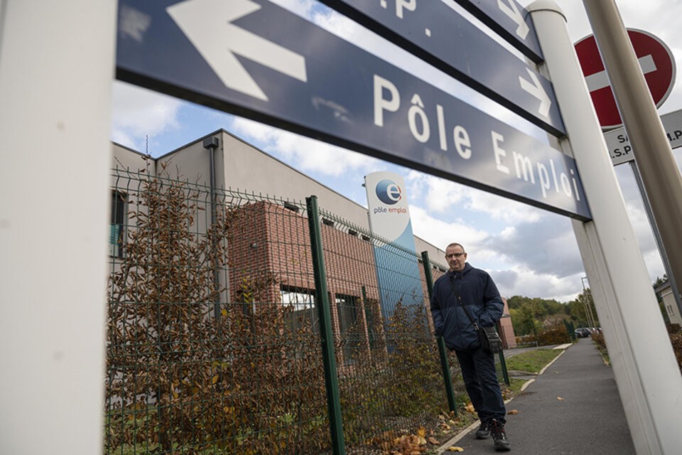 Un homme marche devant Pole Emploi