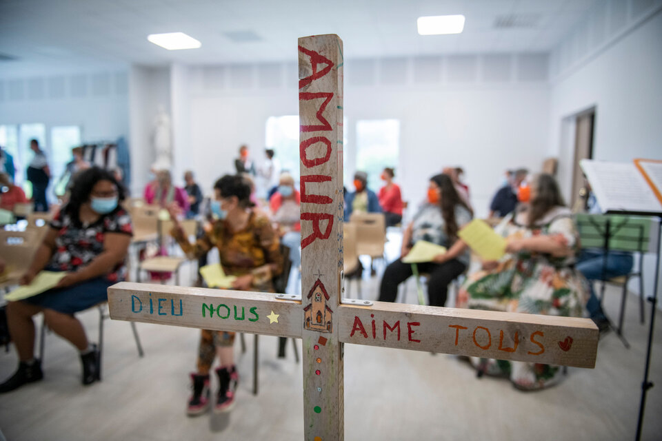 dieu nous aime tous 