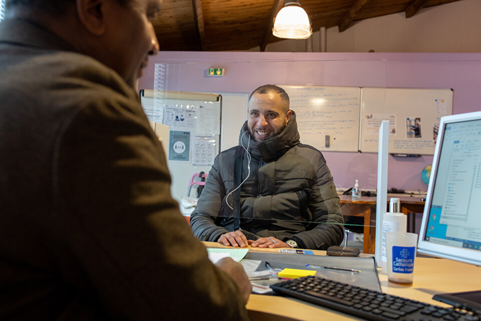 une personne en entretien d'accompagnement vers l'emploi