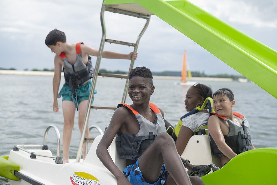 les enfants s'amusent sur un pédalo sur le lac