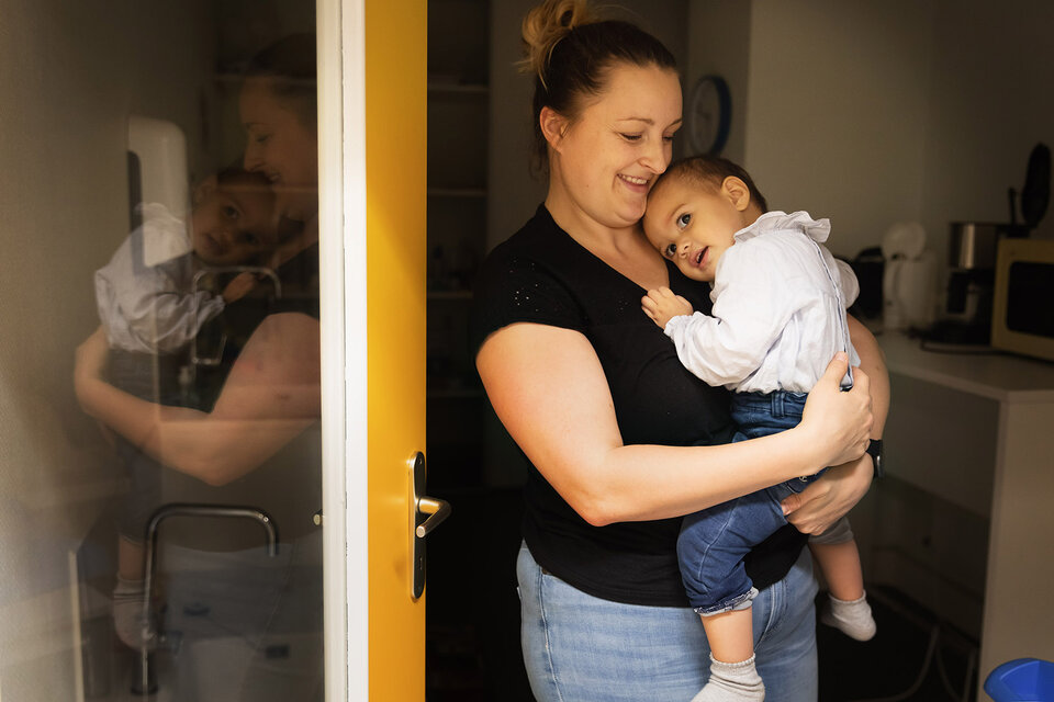 une mère et son enfant