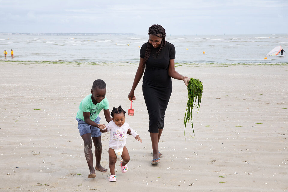 Laura et ses enfants sur la plage