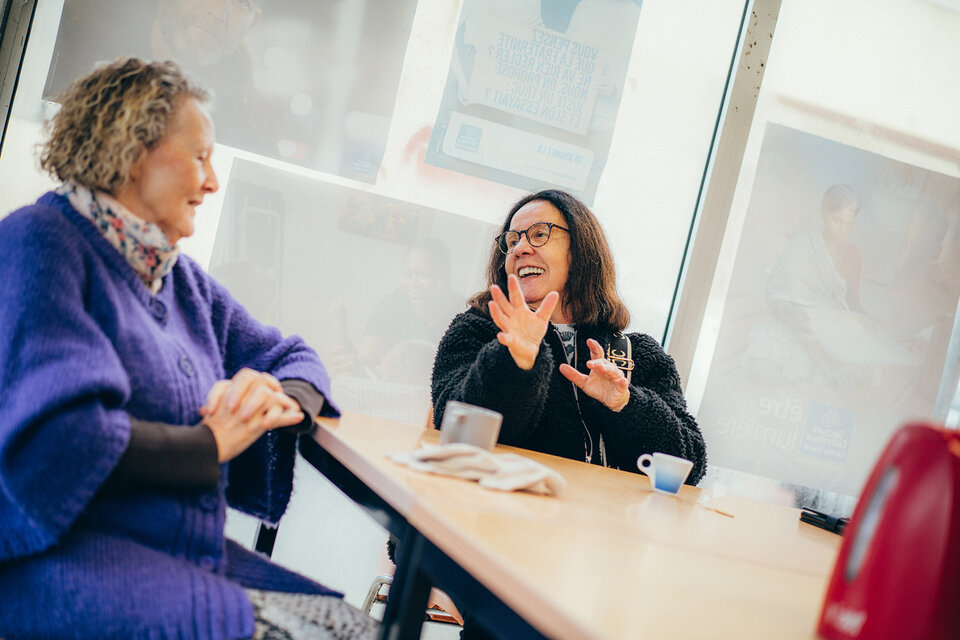 Deux femmes bavardant autour d'un café à la Halte de jour d'Arcachon