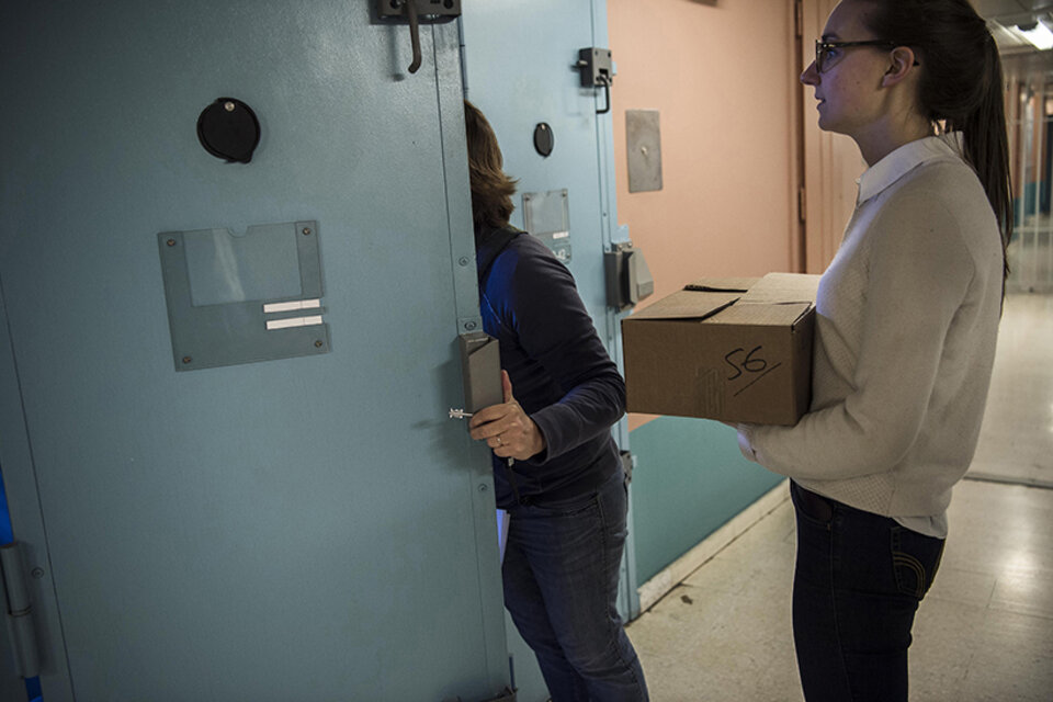 eunes filles devant porte d'une cellule de prison