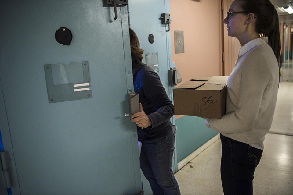 jeunes filles devant porte d'une cellule de prison