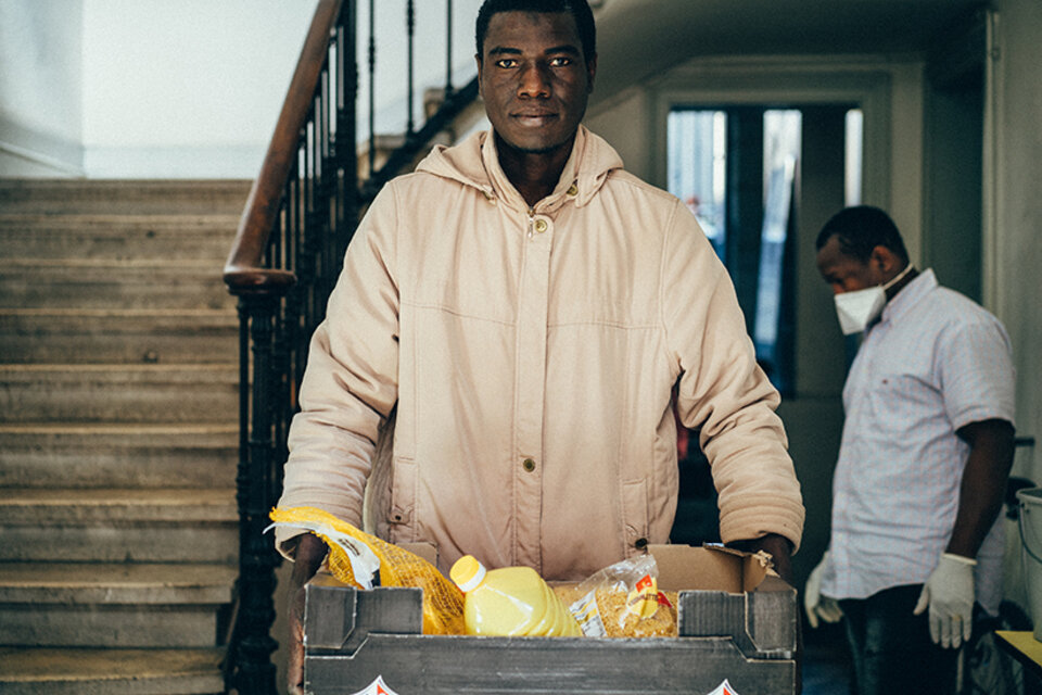 un homme porte des denrées alimentaires