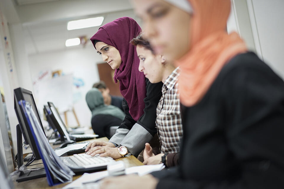 Femmes en formation devant un ordinateur