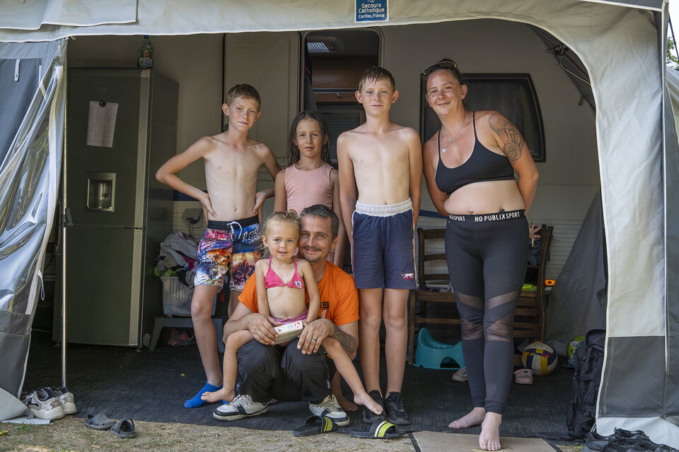 une famille devant leur caravane