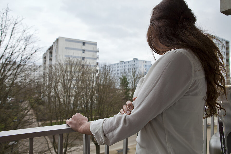une femme sur son balcon 