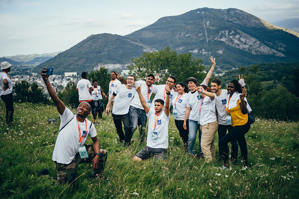 groupe de jeunes en haut d'une montagne