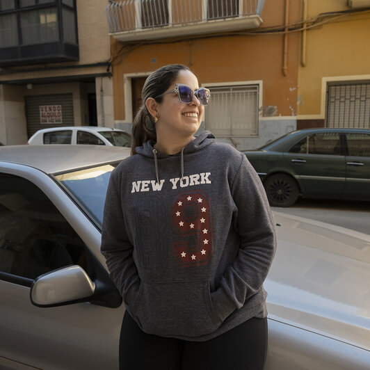 Valeria à côté de sa voiture