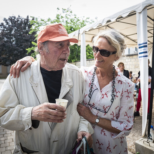 Christine, bénévole, discute avec un habitué de “L'Escale Partage"