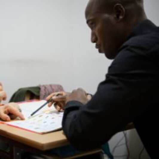 Moussa et Catherine en plein cours de français