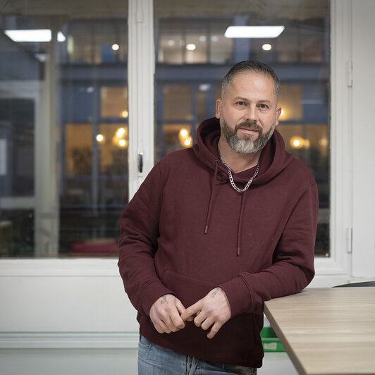 portrait de Wilfried, sweat à capuches et légère barbe