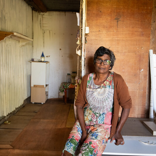 Doly, dans son ancienne maison de tôle à La Réunion